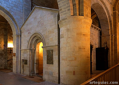 Pilar circular del lado sur y tra &eacute;l la capilla interior