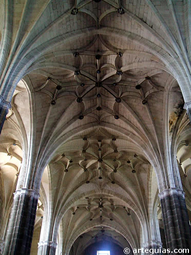 Naves g&oacute;ticas de la iglesia de San Sebasti&aacute;n de Villacast&iacute;n. Segovia