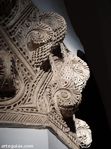 Rayos del atardecer inciden en uno de los capiteles