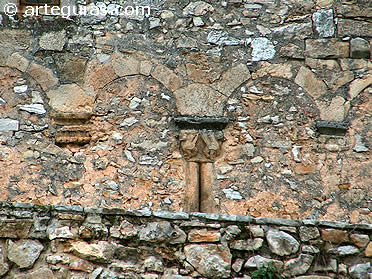 P&oacute;rtico cegado de la iglesia de Arganza