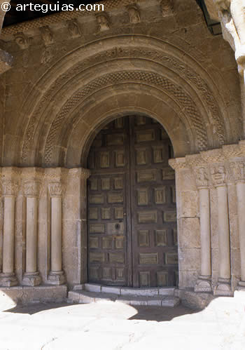 Portada rom&aacute;nica de la Iglesia de San Mart&iacute;n de Tours de Berzosa, a pocos kil&oacute;metros de Ucero