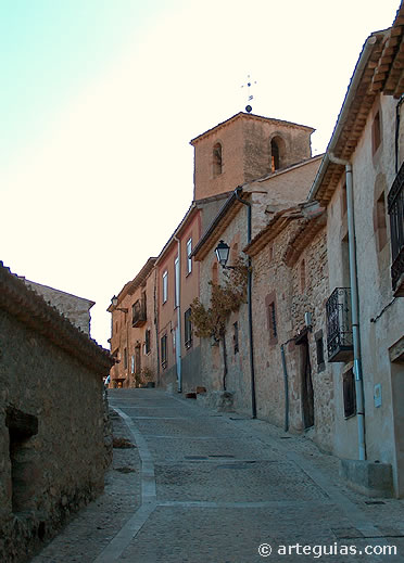 Calle de Caracena que conduce a la iglesia de San Pedro
