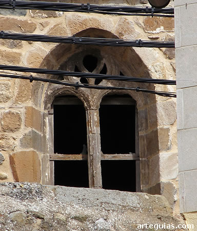 Ventanal g&oacute;tico semioculto de la iglesia de  Nuestra Se&ntilde;ora de Maga&ntilde;a