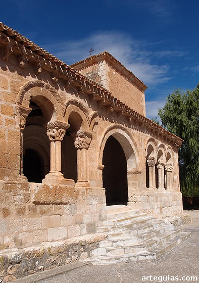 El principal encanto de Rejas de San Esteban es la pareja de iglesias rom&aacute;nicas que posee