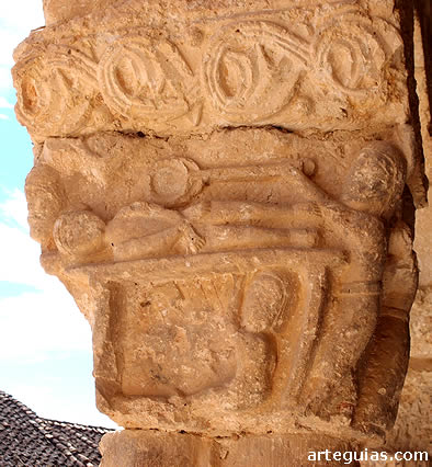 Capitel con escena de martirio