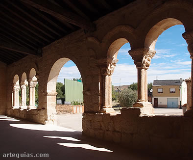 Vista de la localidad de Rejas de San Esteban desde el interior del p&oacute;rtico rom&aacute;nico