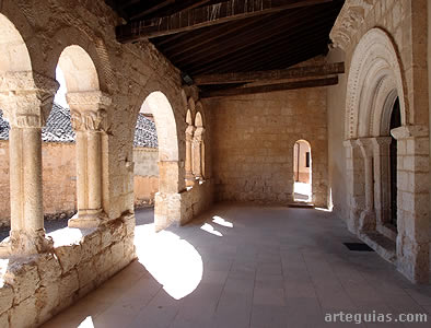 Galer&iacute;a y puerta de ingreso