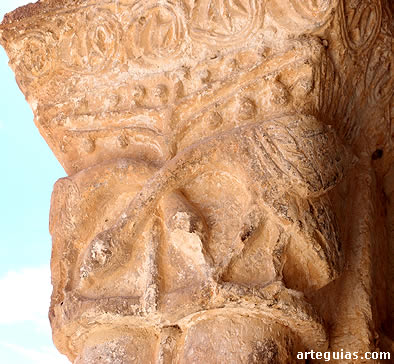 Capitel de aves y un &aacute;rbol en el centro