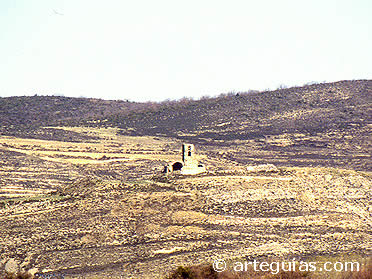 Vista de una de las muchas iglesias arruinadas que se encuentran en las cercan&iacute;as de San Pedro Marrique, Soria