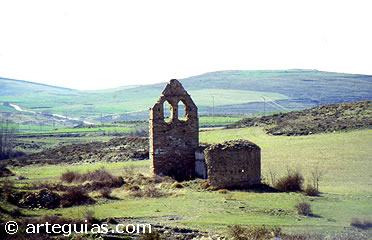 ruinas de una iglesia rom&aacute;nica en Ventosa de San Pedro, junto a San Pedro Manrique, Soria