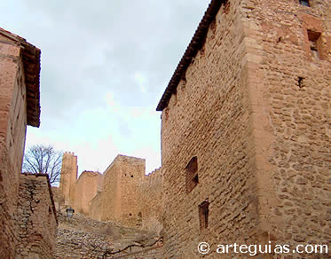 Albarrac&iacute;n: calles y muralla