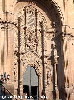 Puerta de la fachada barroca de la ex-colegiata