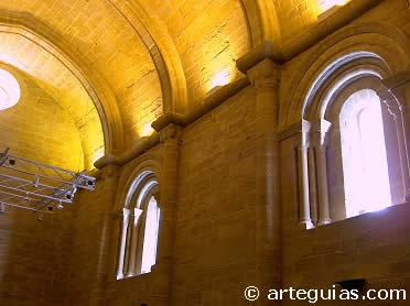 Interior de la capilla rom&aacute;nica del castillo