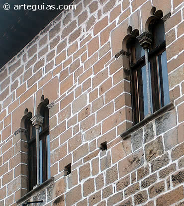 Ventanales g&oacute;ticos de la Casa del Concejo (Ayuntamiento)