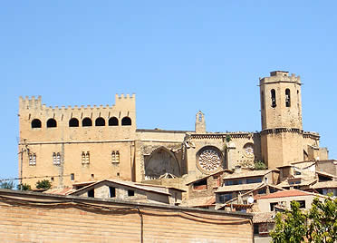 Fachada del castillo de Valderrobres, tras la iglesia de Santa Mar&iacute;a