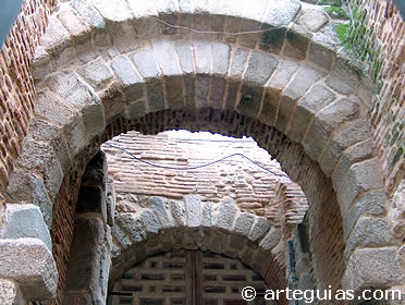 Arcos califales de herradura de la antigua muralla
