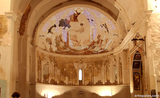 Interior del &aacute;bside con las pinturas murales