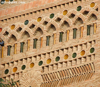 Arquer&iacute;as y platos de cer&aacute;mica vidriada