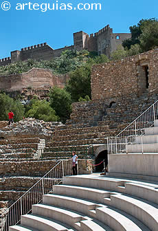 El conjunto monumental de Sagunto es soberbio. teatro romano y castillo al fondo