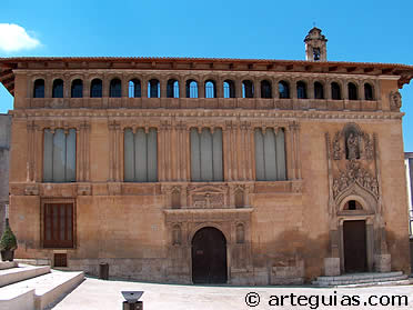 fachada g&oacute;tica y renacentista del hospital de X&agrave;tiva