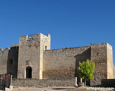 Sector norte del castillo de Trigueros con la puerta de entrada