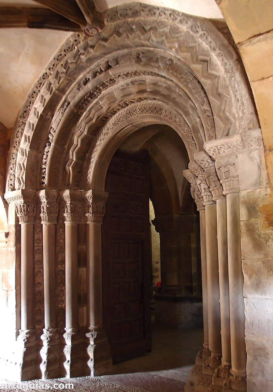 Portada de la Colegiata de Arb&aacute;s