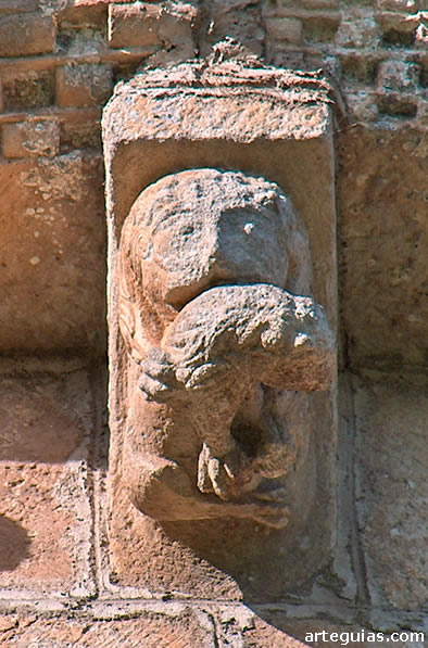 Canecillo de la iglesia rom&aacute;nica de Argomilla de Cay&oacute;n