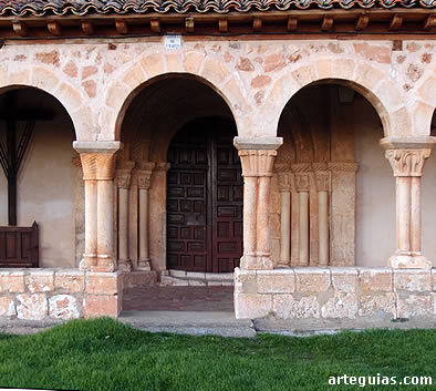 P&oacute;rtico y puerta de la iglesia de Berzosa