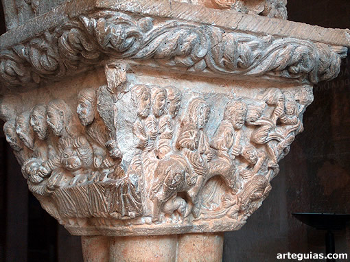 Magan&iacute;fico capitel rom&aacute;nico en la sala capitular de la catedral de Burgo de Osma