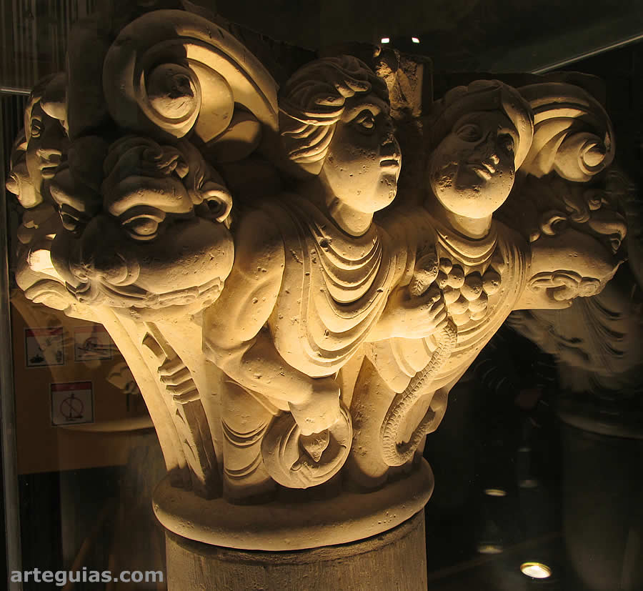 Capitel expuesto en la iglesia de Santo Domingo