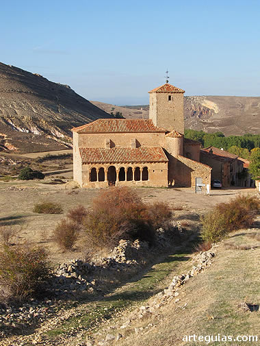 Iglesia de San Pedro de Caracena desde la subida al castillo