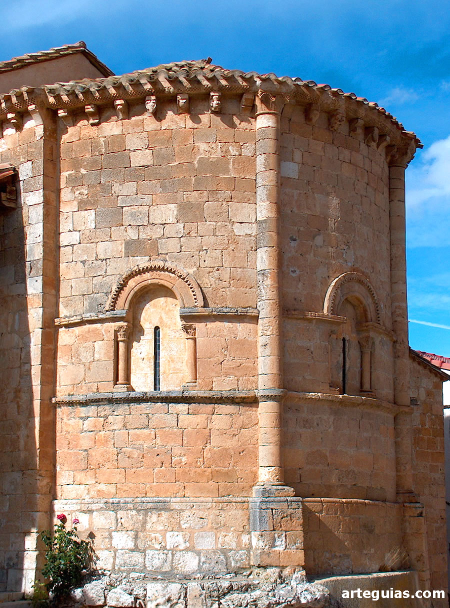 Magn&iacute;fica cabecera de la iglesia rom&aacute;nica de la Asunci&oacute;n de Nuestra Se&ntilde;ora de Castillejo de Robledo (Soria)