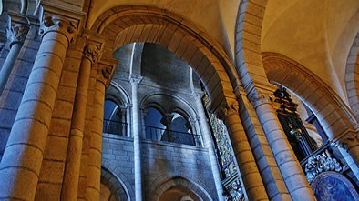 Interior de la Catedral rom&aacute;nica de Lugo