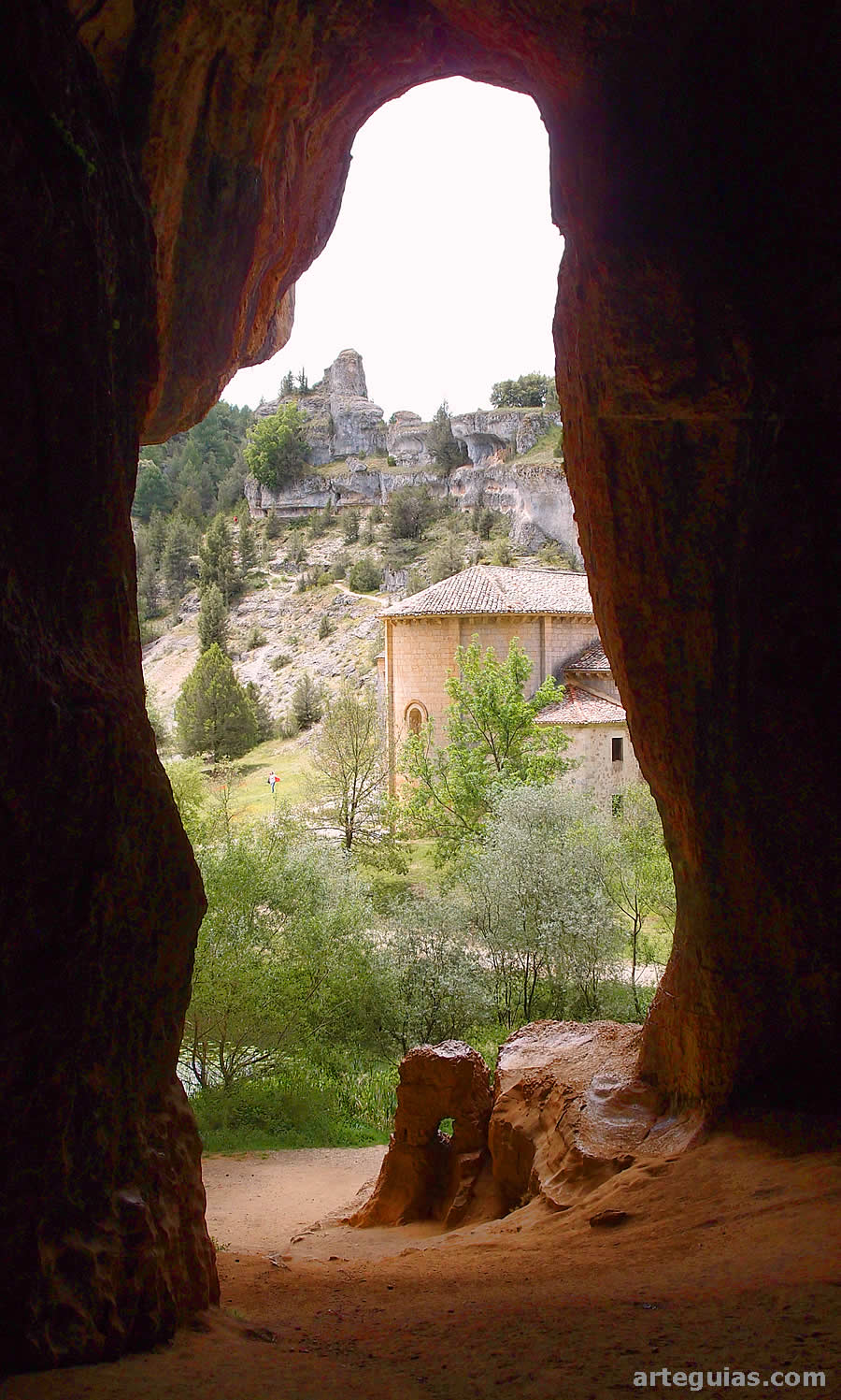 Ermita de San Bartolom&eacute; rodeada de su verde paisaje