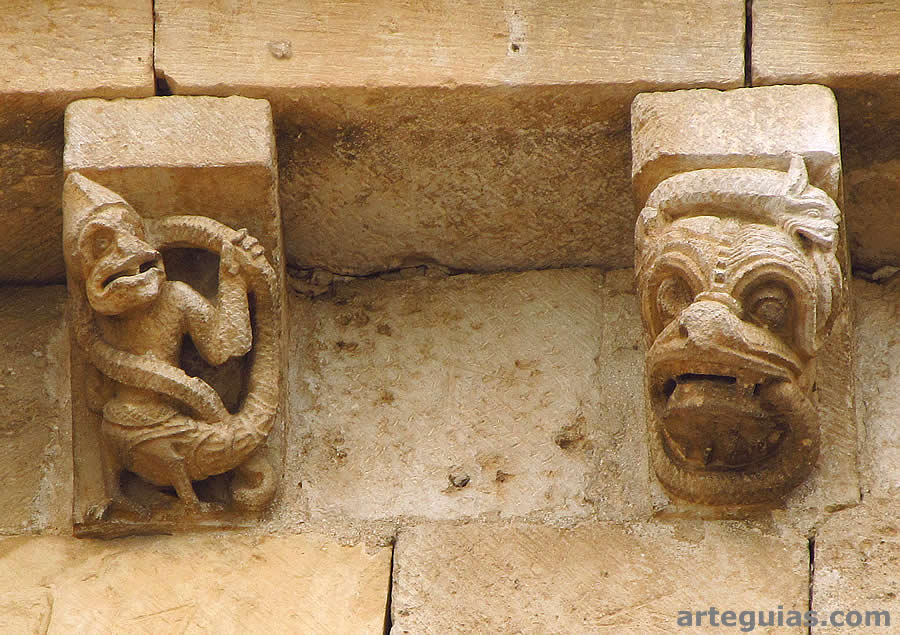 Canecillos con impresionantes monstruos