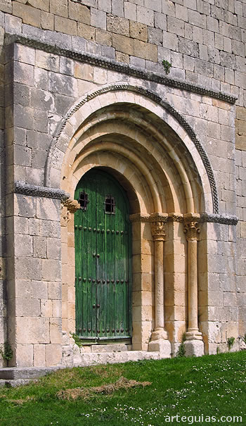 Puerta occidental de San Miguel de Fuentidue&ntilde;a