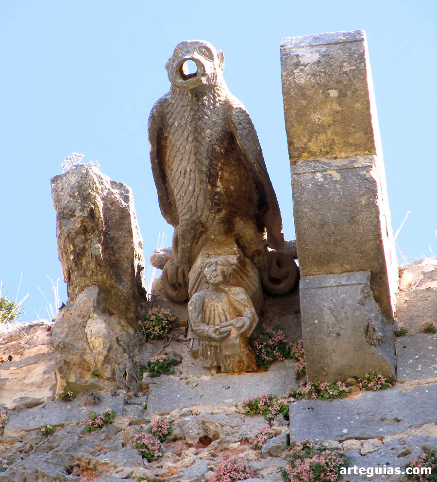 Gargola y canecillo en el castillo de Ucero