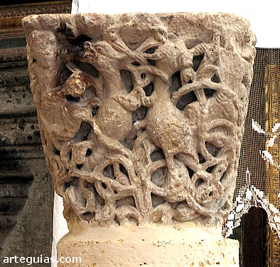 Capitel rom&aacute;nico procedente del claustro del Monasterio de San Pedro