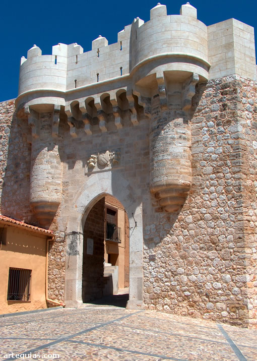 Puerta de la muralla de Hita