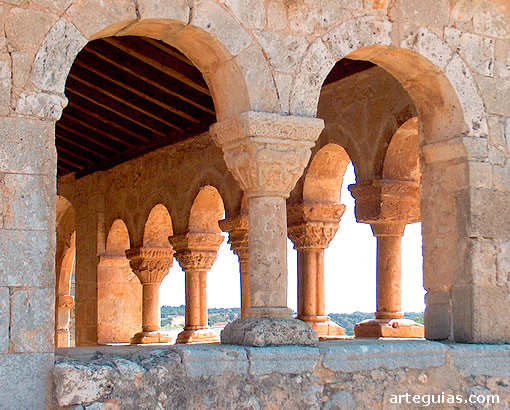 Iglesia románica de Andaluz: galería porticada