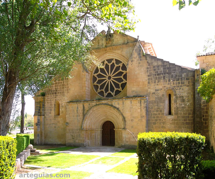 Imafronte de la iglesia abacial del Monasterio de Sacramenia