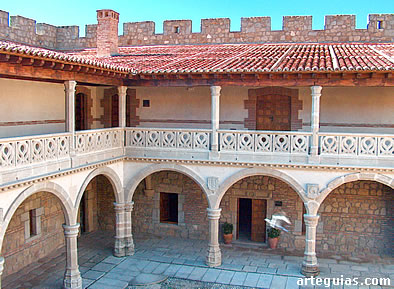 Patio renacentista del castillo de La Adrada