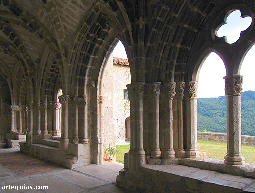 Iglesia g&oacute;tica porticada de San Vicente de Larumbe