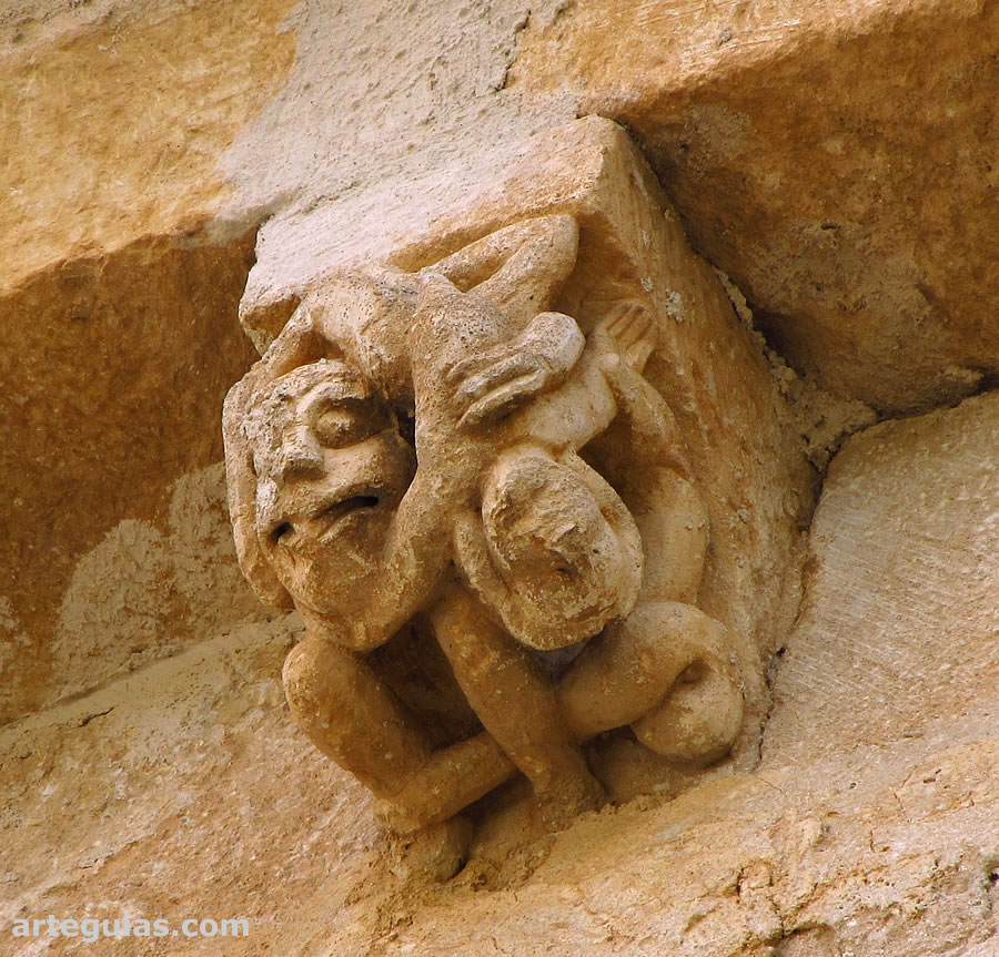 Curioso canecillo en la iglesia rom&aacute;nica de Pecharrom&aacute;n