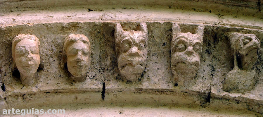 Detalle de la puerta rom&aacute;nica de la iglesia de Pecharrom&aacute;n