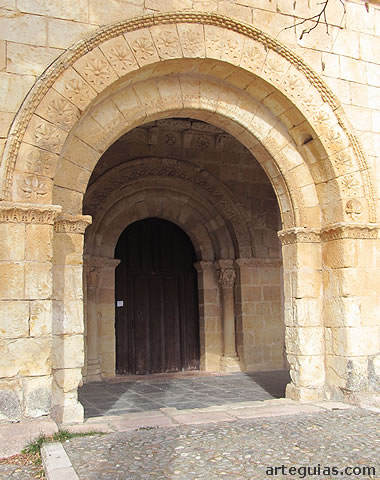 Galer&iacute;a porticada y puerta de la iglesia de Perorrubio