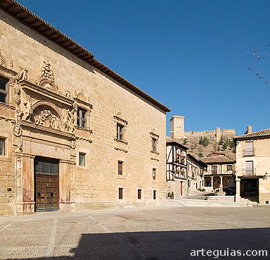 Plaza Mayor de Pe&ntilde;aranda de Duero, con el Palacio de  los Condes de Miranda y el castillo al fondo