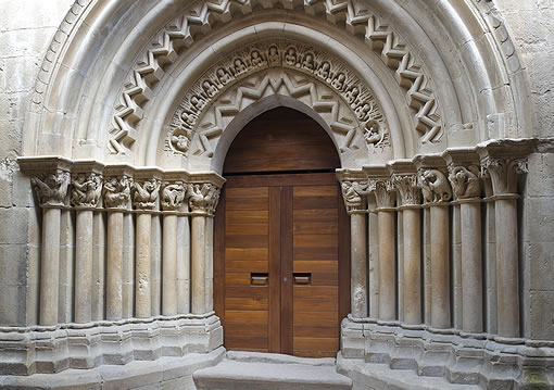 Iglesia de Revilla de Santull&aacute;n: portada