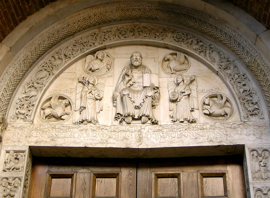 Abad&iacute;a de San Silvestro de Nonantola: t&iacute;mpano de la portada