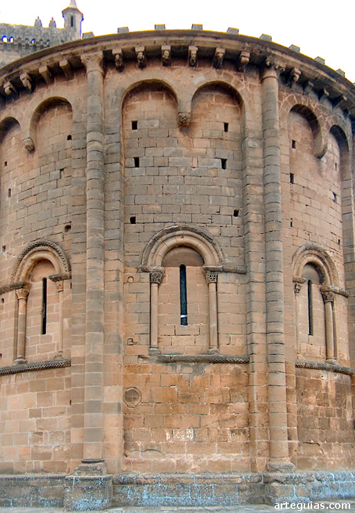 Ruta del rom&aacute;nico en Las Cinco Villas de Zaragoza: cabecera de la iglesia de San Mart&iacute;n de Uncastillo